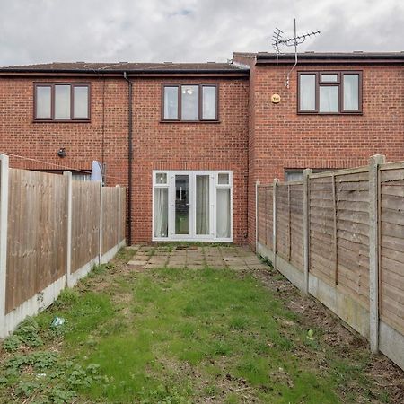 Lovely House In Dagenham / Barking With Free Parking, Wifi & Garden Buitenkant foto