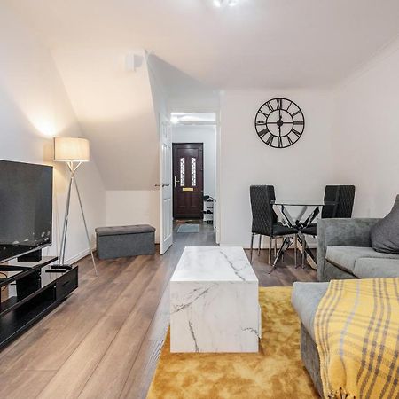 Lovely House In Dagenham / Barking With Free Parking, Wifi & Garden Buitenkant foto