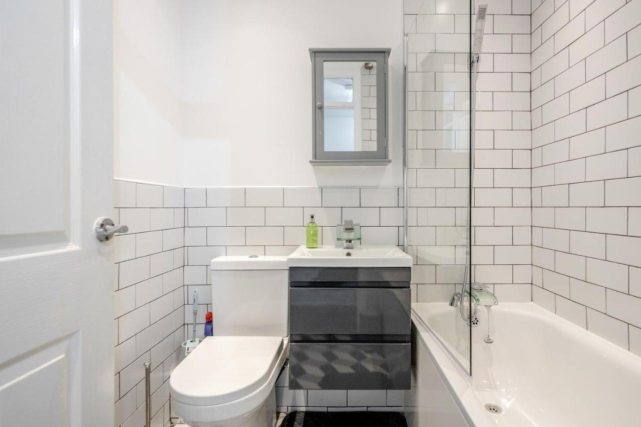 Lovely House In Dagenham / Barking With Free Parking, Wifi & Garden Buitenkant foto