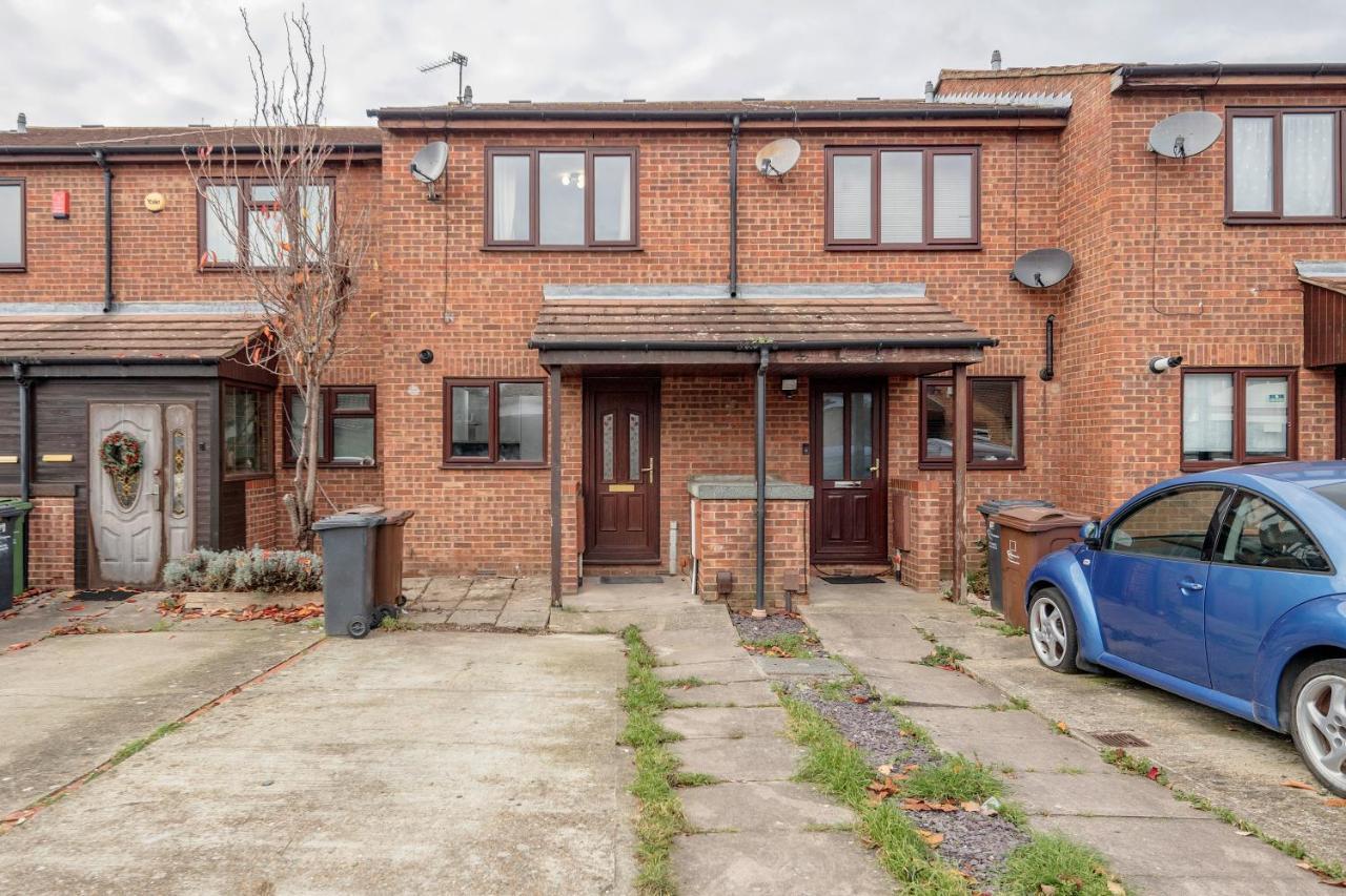 Lovely House In Dagenham / Barking With Free Parking, Wifi & Garden Buitenkant foto