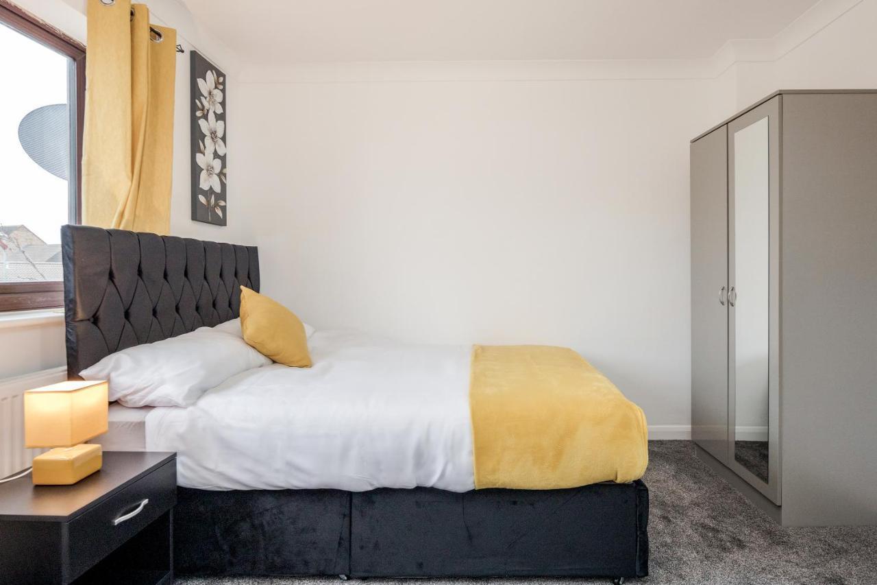 Lovely House In Dagenham / Barking With Free Parking, Wifi & Garden Buitenkant foto