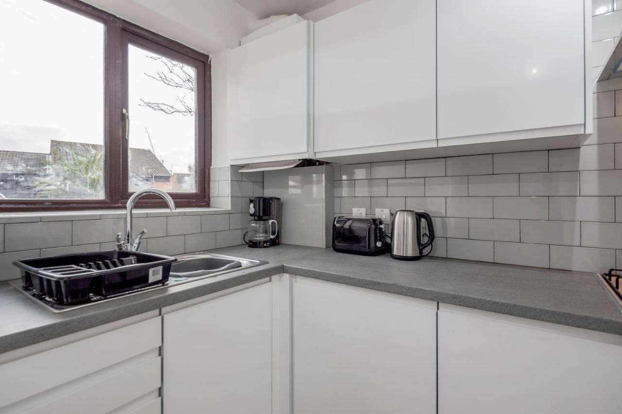 Lovely House In Dagenham / Barking With Free Parking, Wifi & Garden Buitenkant foto