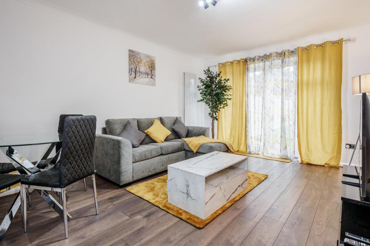 Lovely House In Dagenham / Barking With Free Parking, Wifi & Garden Buitenkant foto