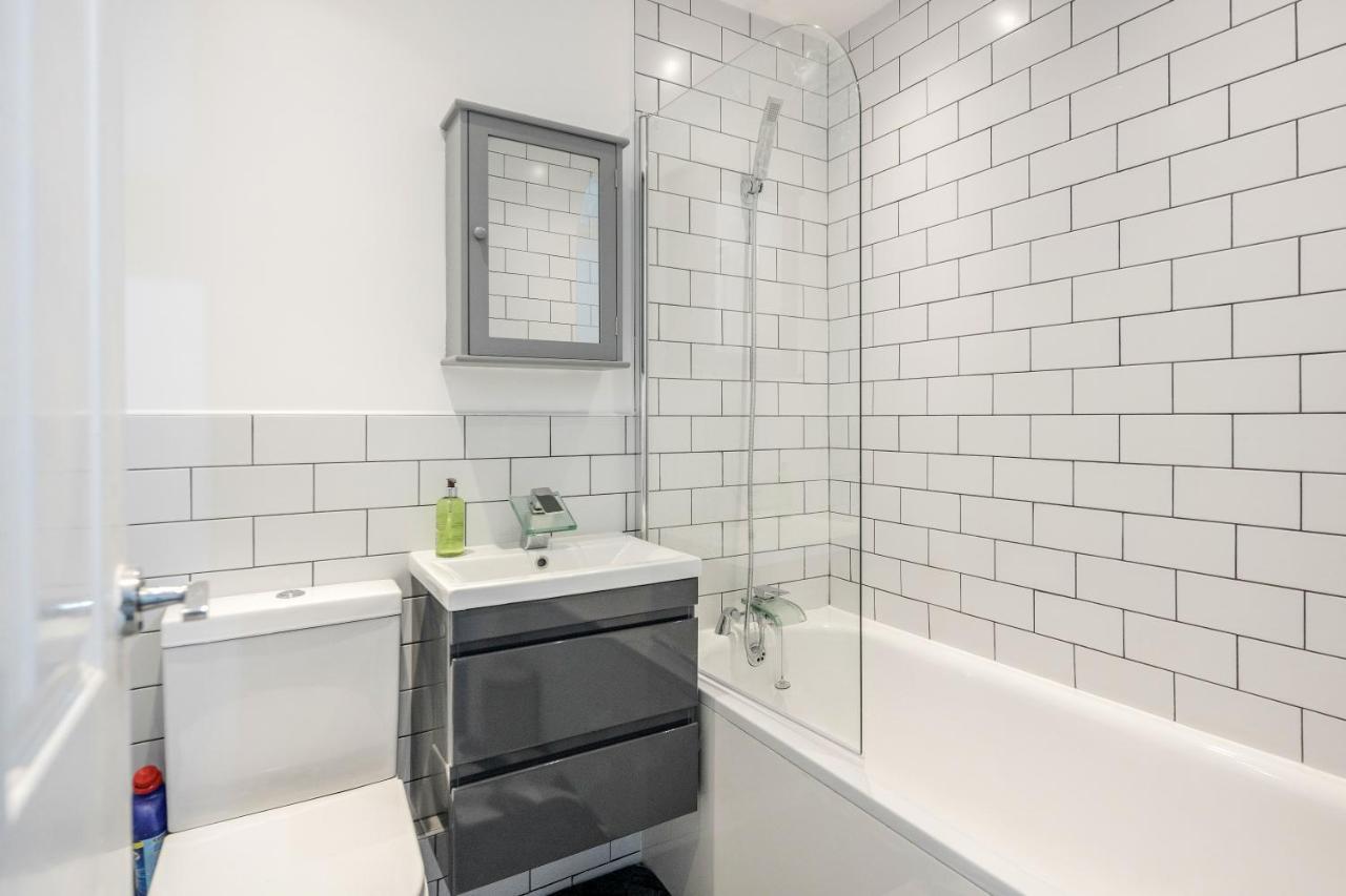 Lovely House In Dagenham / Barking With Free Parking, Wifi & Garden Buitenkant foto