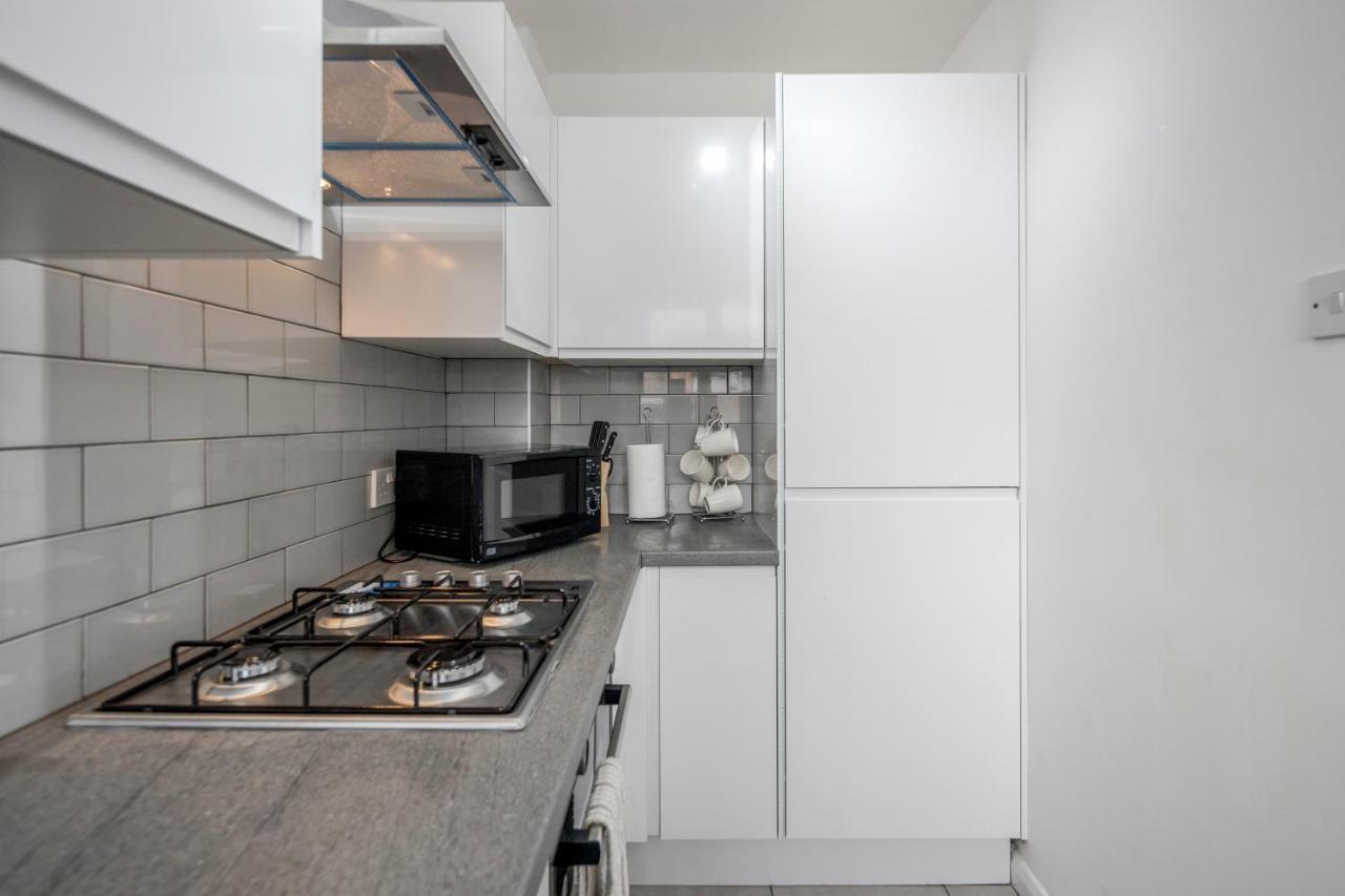Lovely House In Dagenham / Barking With Free Parking, Wifi & Garden Buitenkant foto