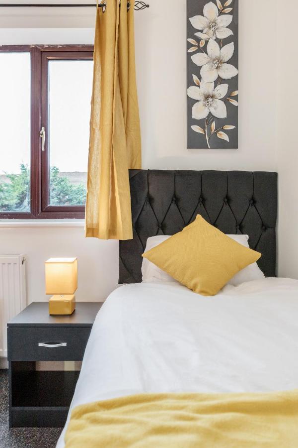 Lovely House In Dagenham / Barking With Free Parking, Wifi & Garden Buitenkant foto