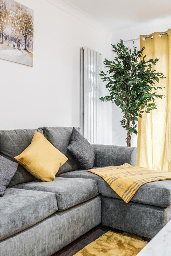 Lovely House In Dagenham / Barking With Free Parking, Wifi & Garden Buitenkant foto