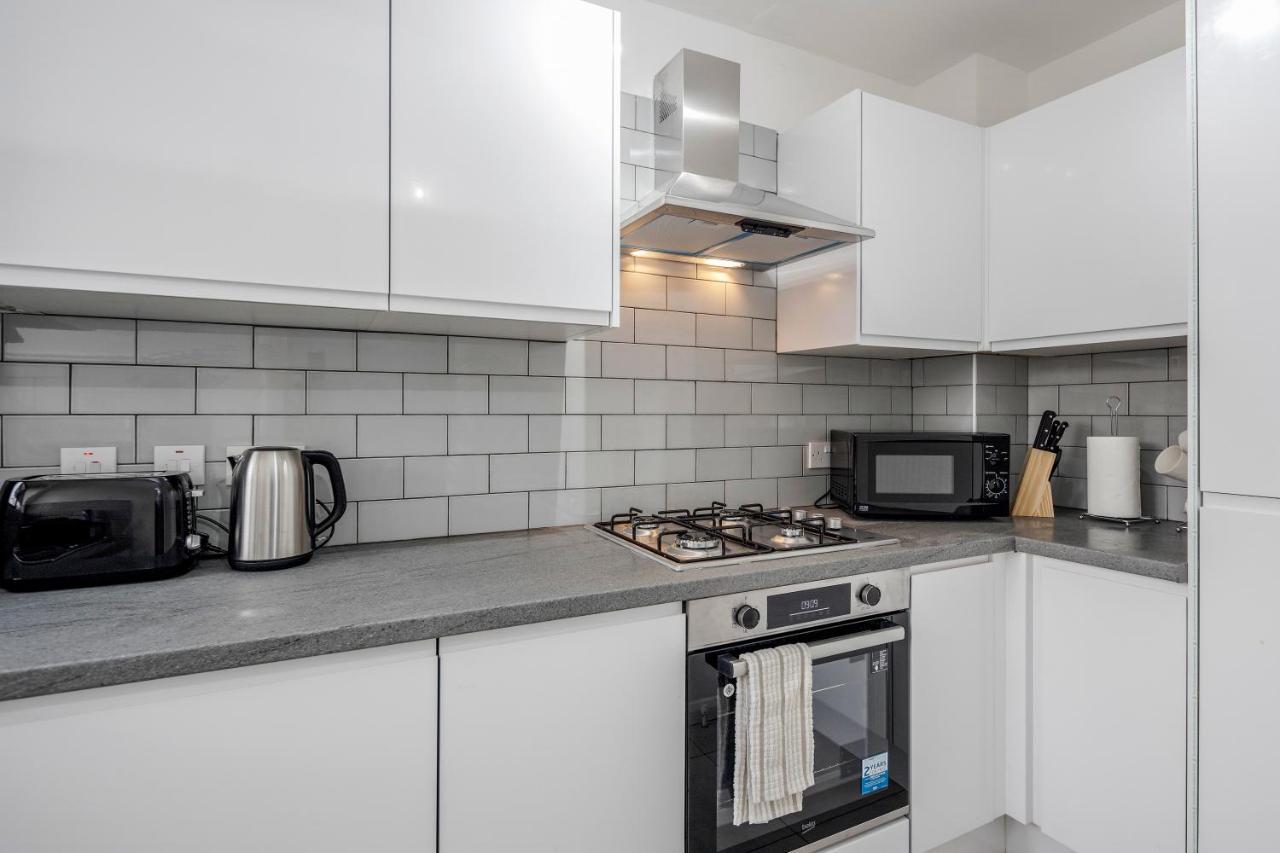 Lovely House In Dagenham / Barking With Free Parking, Wifi & Garden Buitenkant foto