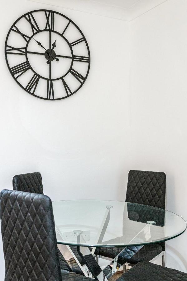 Lovely House In Dagenham / Barking With Free Parking, Wifi & Garden Buitenkant foto