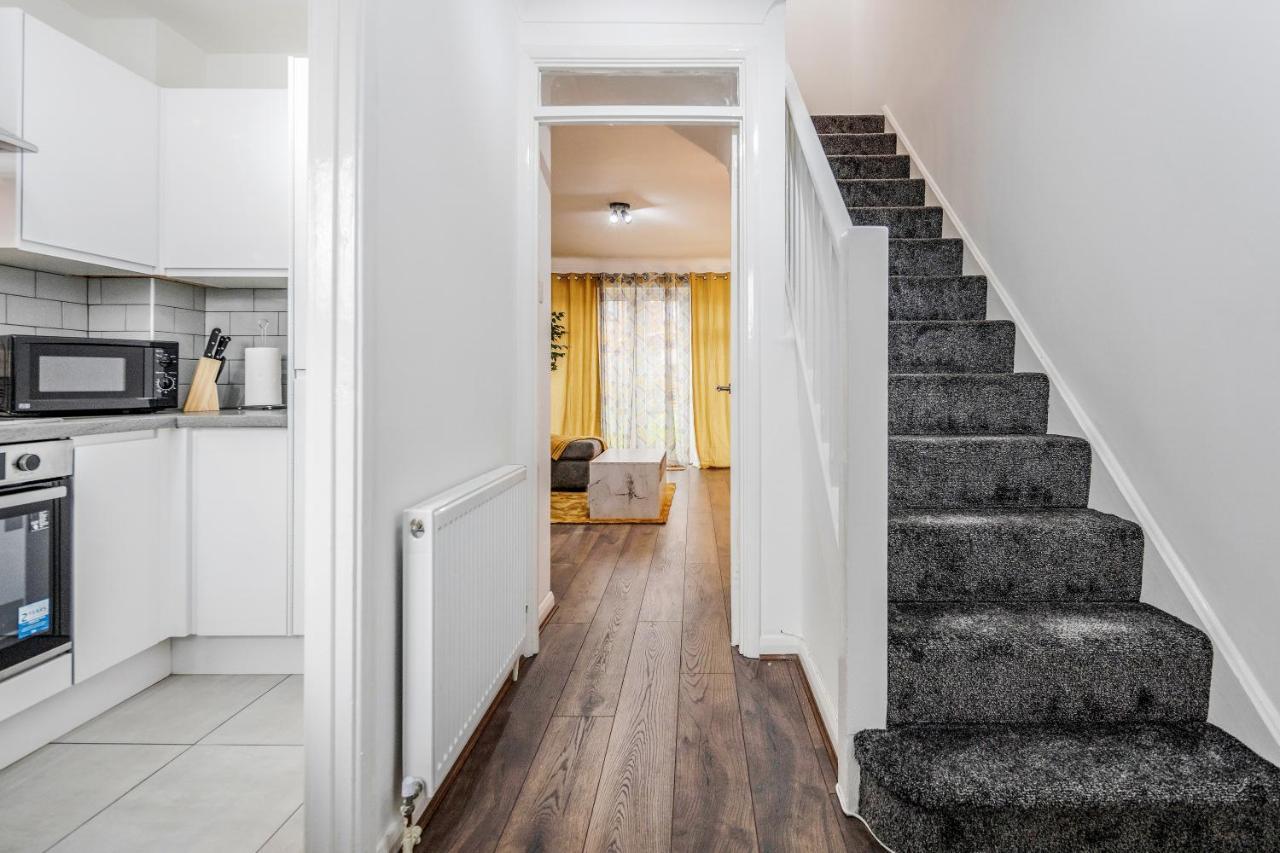 Lovely House In Dagenham / Barking With Free Parking, Wifi & Garden Buitenkant foto