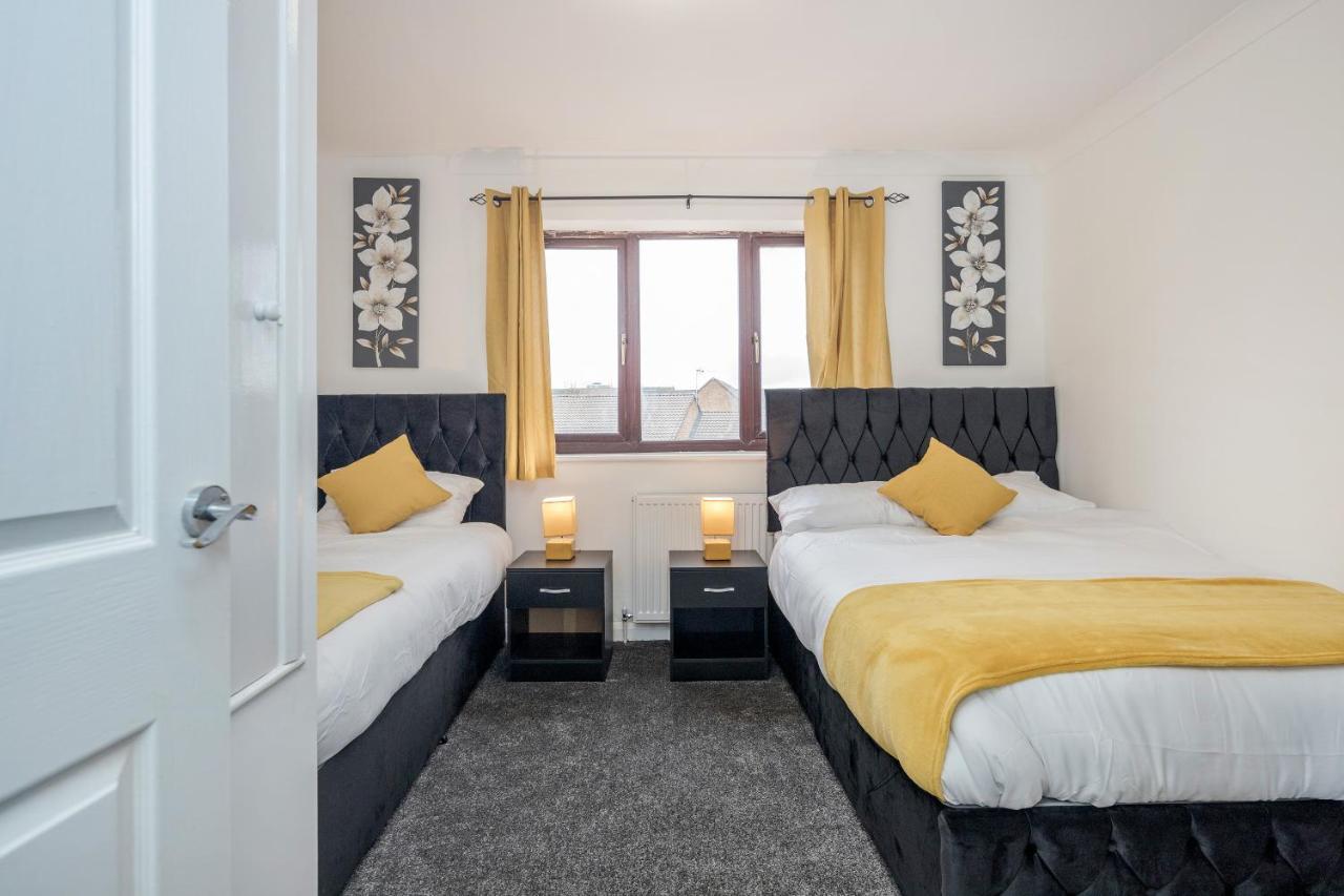 Lovely House In Dagenham / Barking With Free Parking, Wifi & Garden Buitenkant foto
