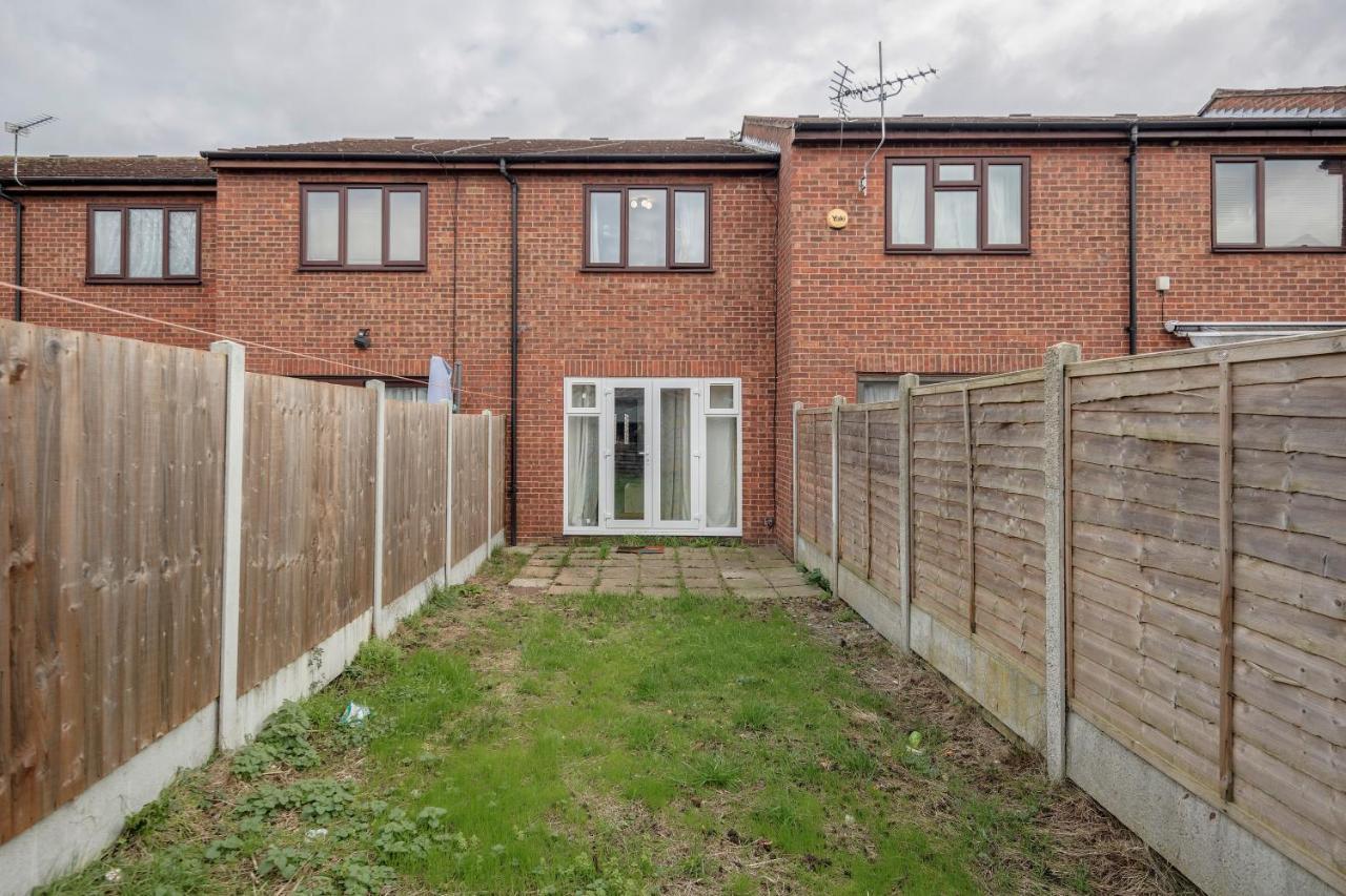 Lovely House In Dagenham / Barking With Free Parking, Wifi & Garden Buitenkant foto