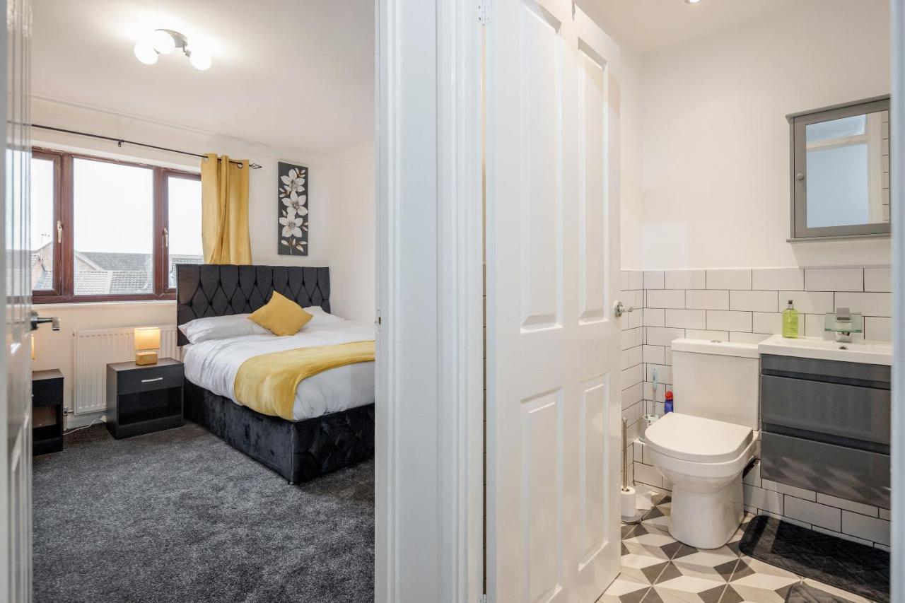 Lovely House In Dagenham / Barking With Free Parking, Wifi & Garden Buitenkant foto