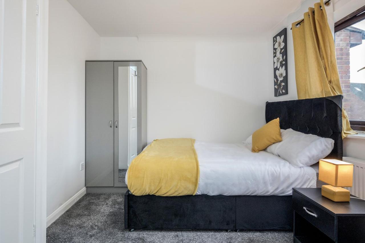 Lovely House In Dagenham / Barking With Free Parking, Wifi & Garden Buitenkant foto