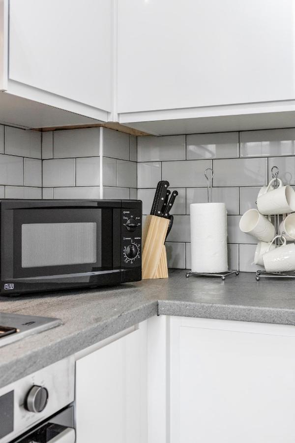 Lovely House In Dagenham / Barking With Free Parking, Wifi & Garden Buitenkant foto