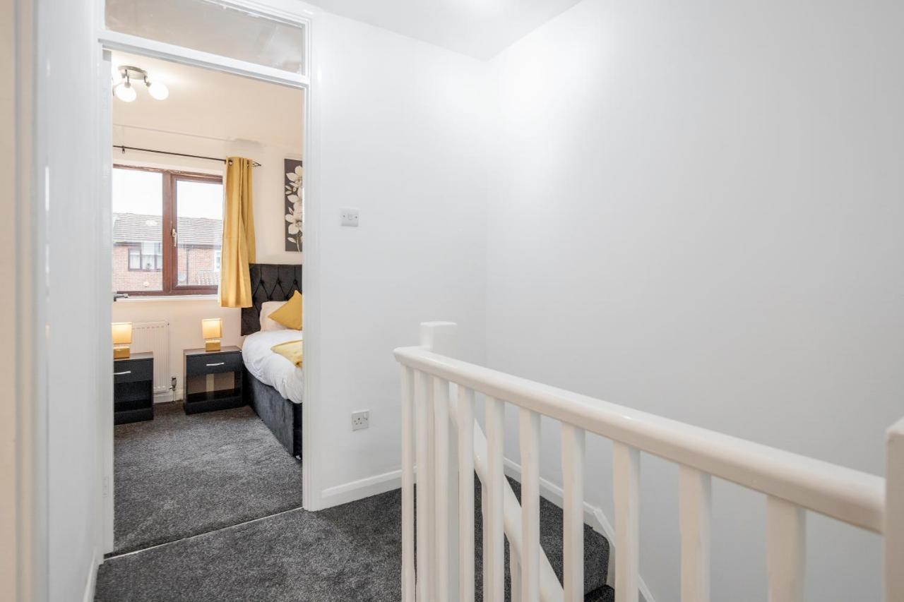 Lovely House In Dagenham / Barking With Free Parking, Wifi & Garden Buitenkant foto