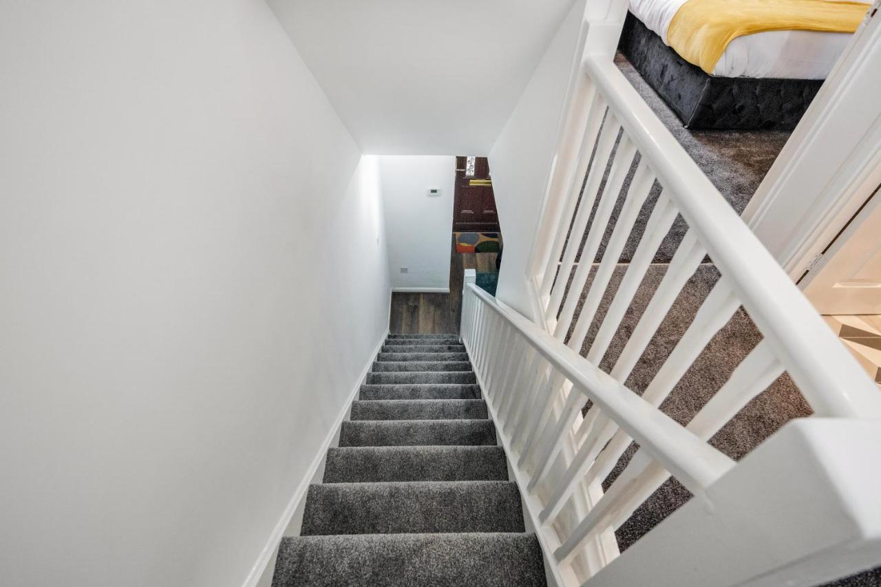 Lovely House In Dagenham / Barking With Free Parking, Wifi & Garden Buitenkant foto