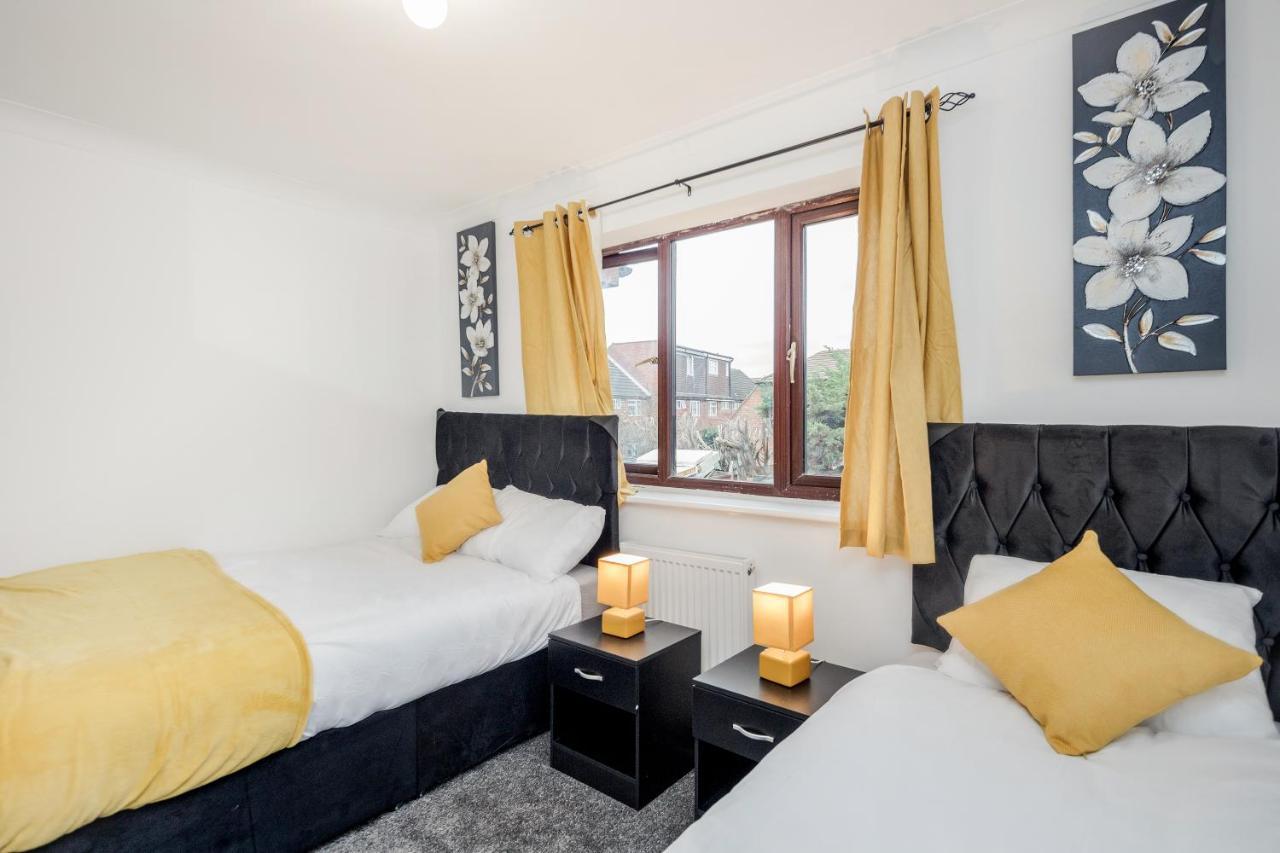 Lovely House In Dagenham / Barking With Free Parking, Wifi & Garden Buitenkant foto