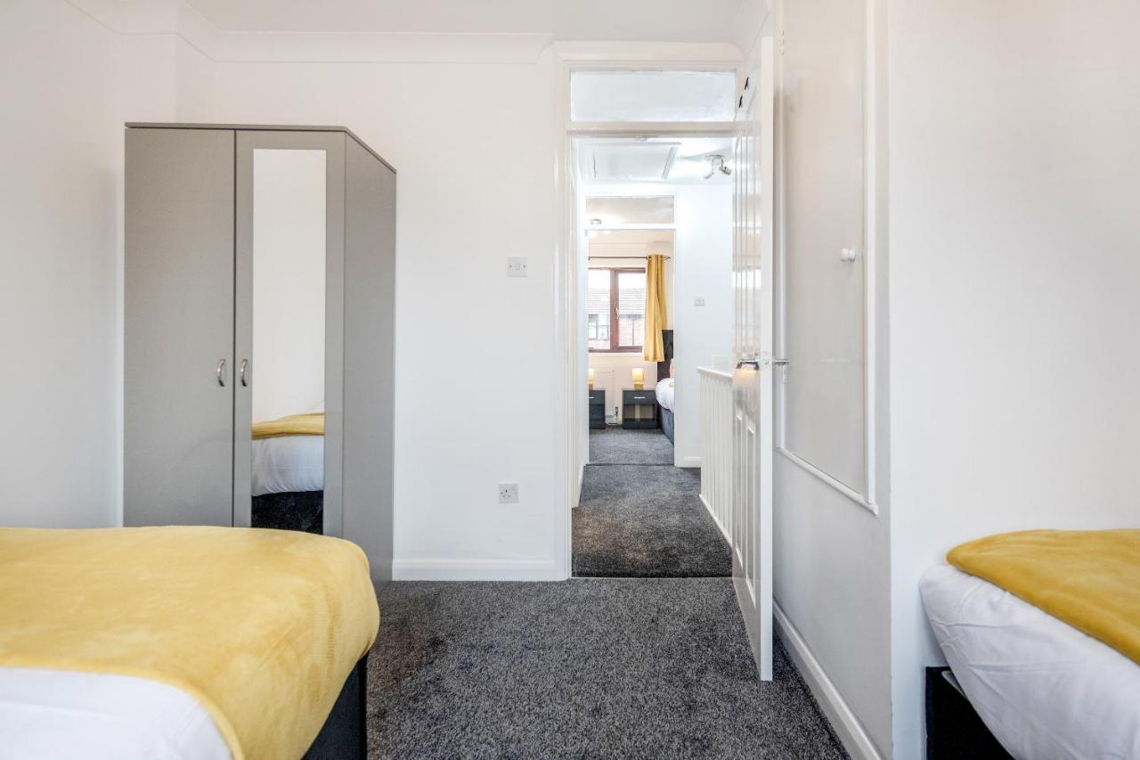 Lovely House In Dagenham / Barking With Free Parking, Wifi & Garden Buitenkant foto