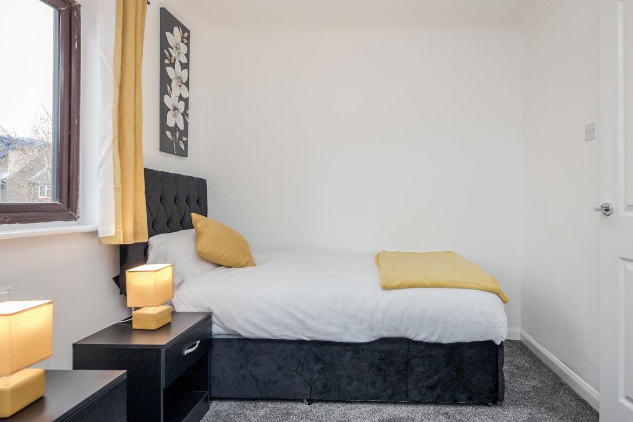 Lovely House In Dagenham / Barking With Free Parking, Wifi & Garden Buitenkant foto