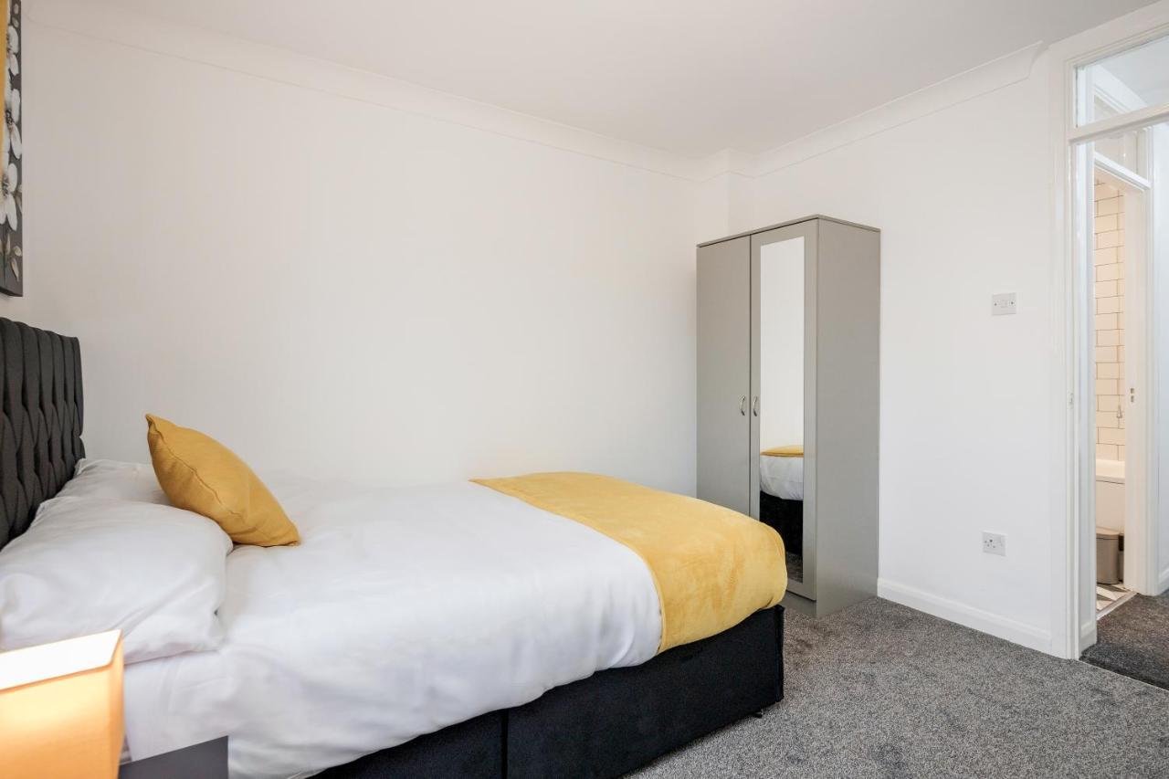 Lovely House In Dagenham / Barking With Free Parking, Wifi & Garden Buitenkant foto