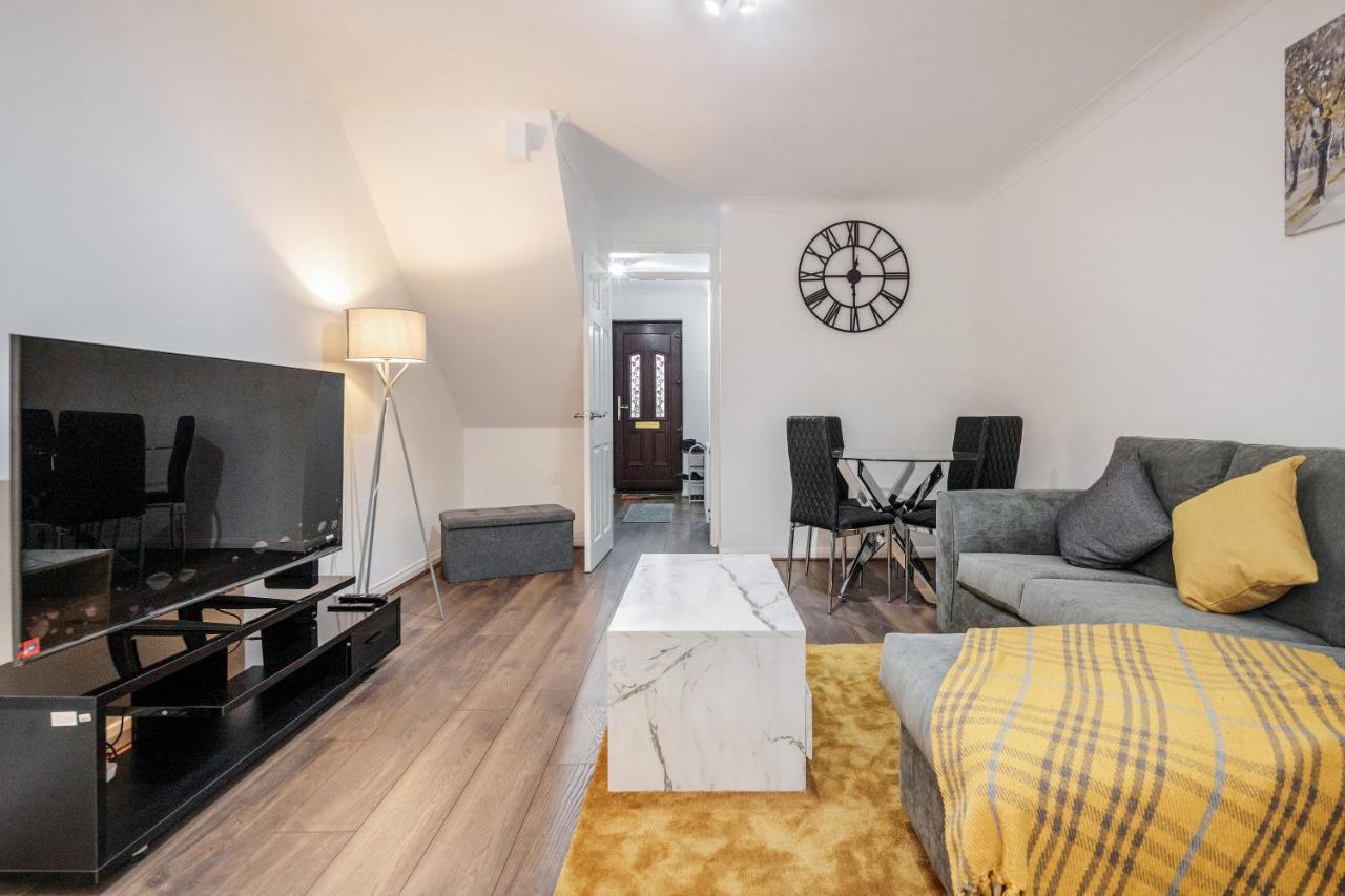 Lovely House In Dagenham / Barking With Free Parking, Wifi & Garden Buitenkant foto