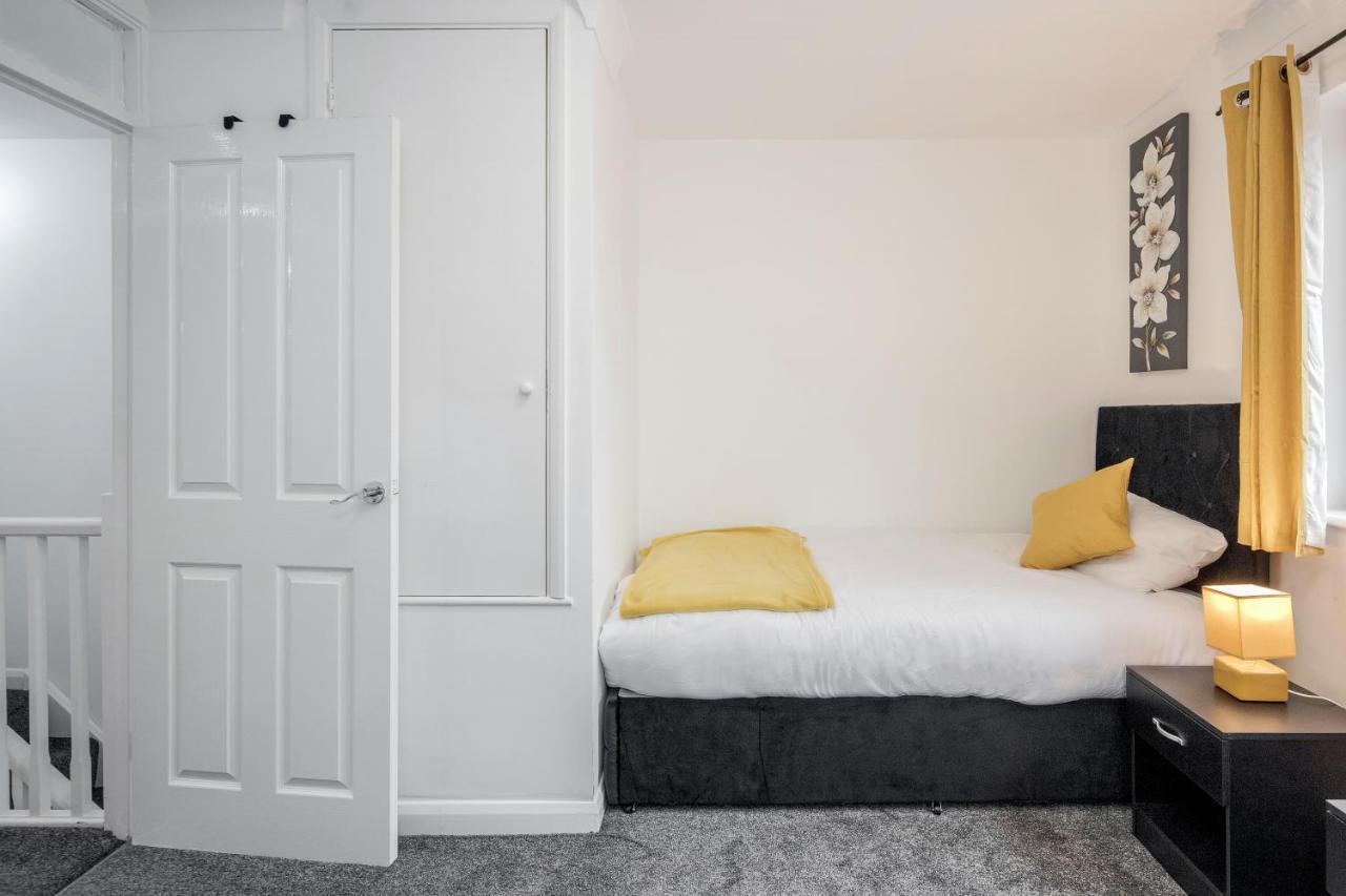 Lovely House In Dagenham / Barking With Free Parking, Wifi & Garden Buitenkant foto