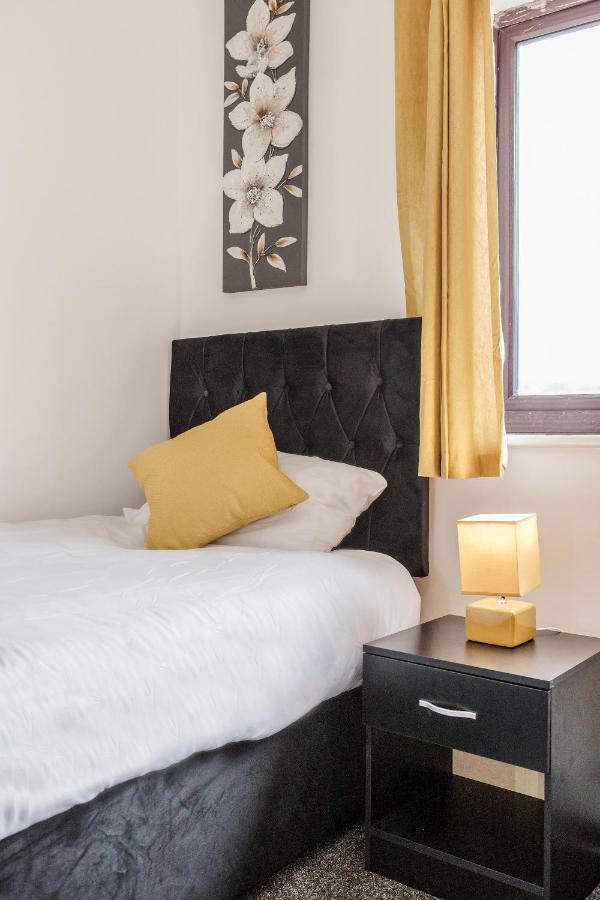 Lovely House In Dagenham / Barking With Free Parking, Wifi & Garden Buitenkant foto
