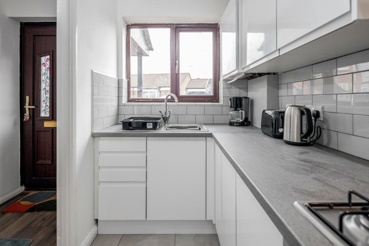 Lovely House In Dagenham / Barking With Free Parking, Wifi & Garden Buitenkant foto