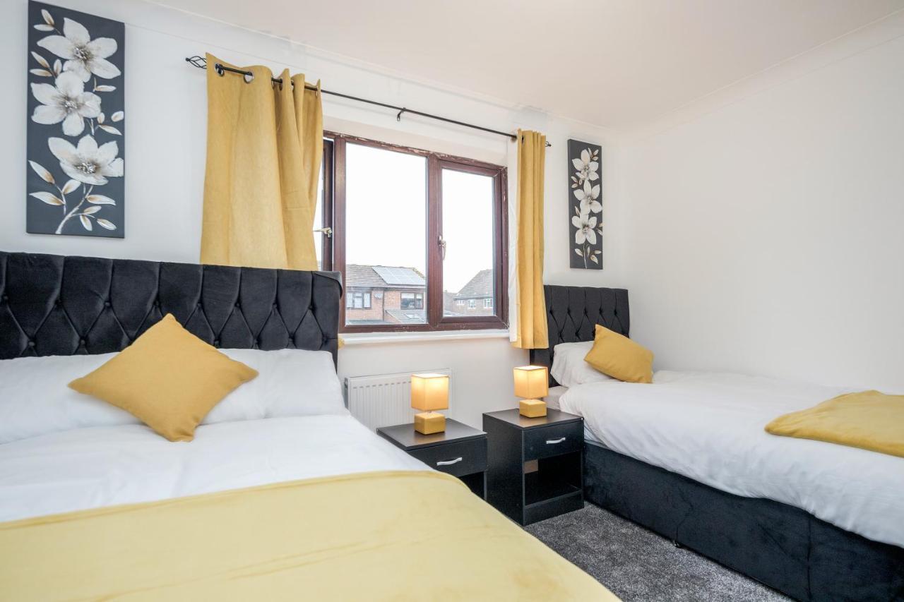 Lovely House In Dagenham / Barking With Free Parking, Wifi & Garden Buitenkant foto